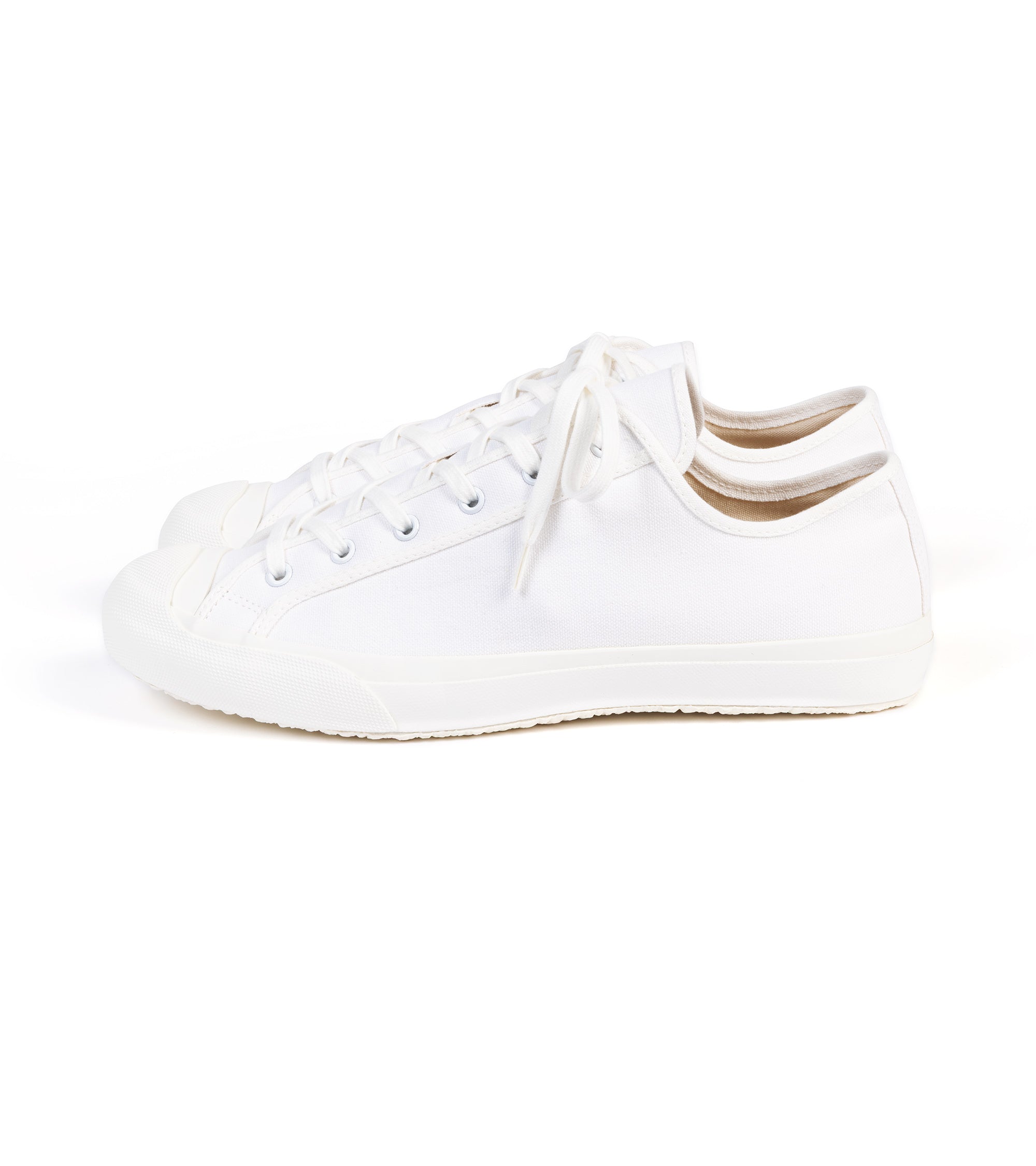 Doek Court canvas sneaker in optical white, side view.