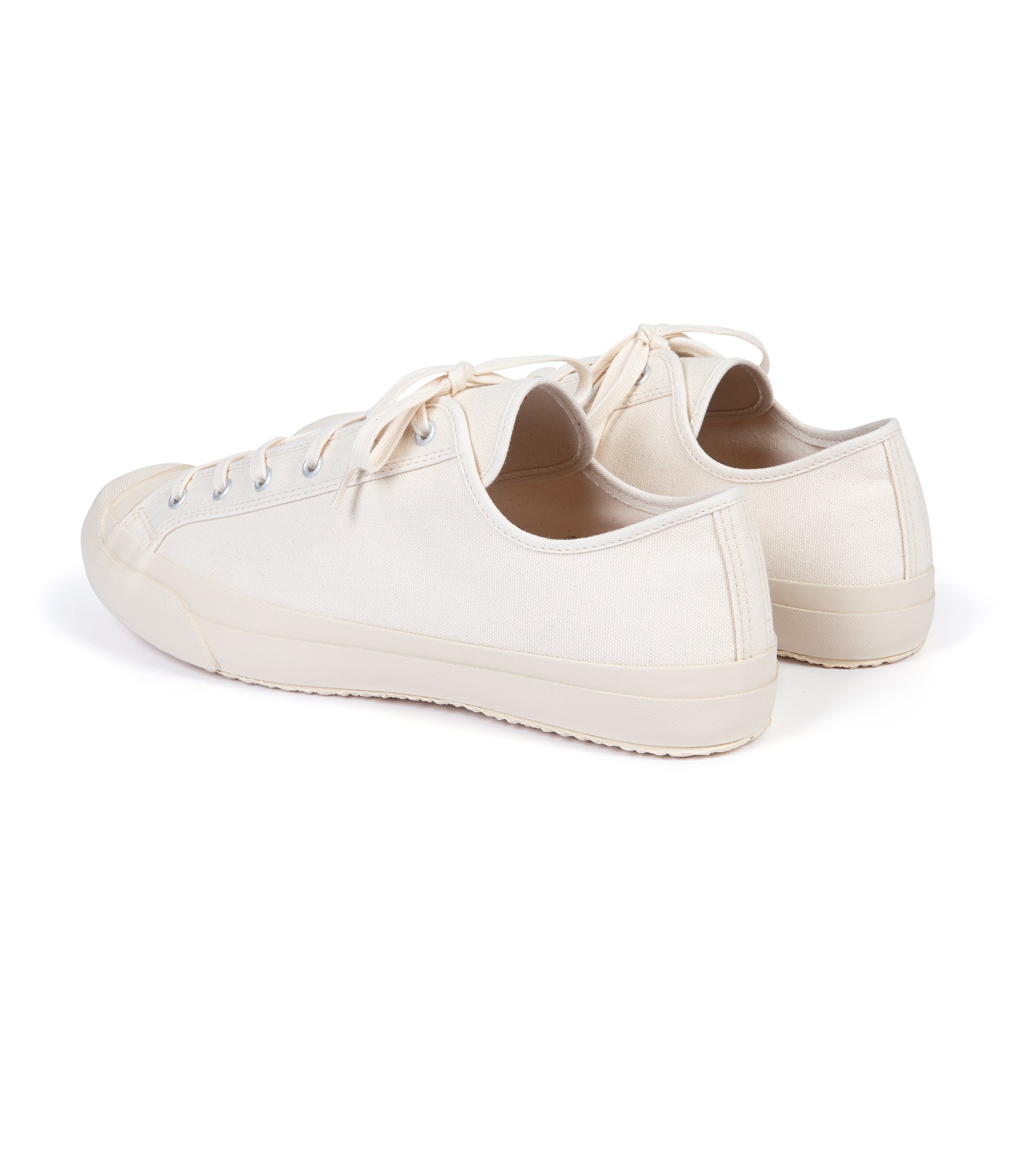 Doek Court canvas sneaker in ecru, front view.