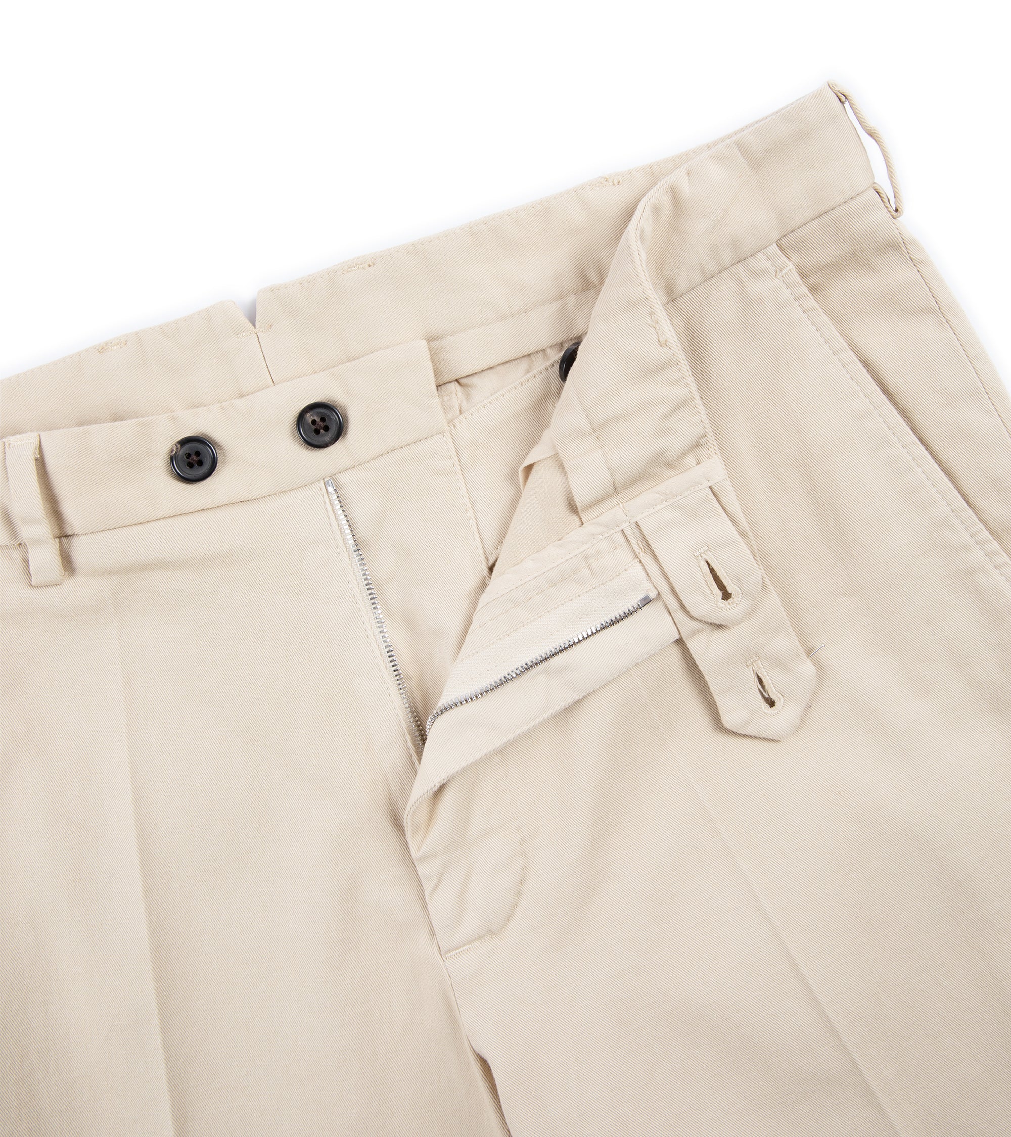 Trunk Palmer flat front trousers in sand, close-up of the pocket.