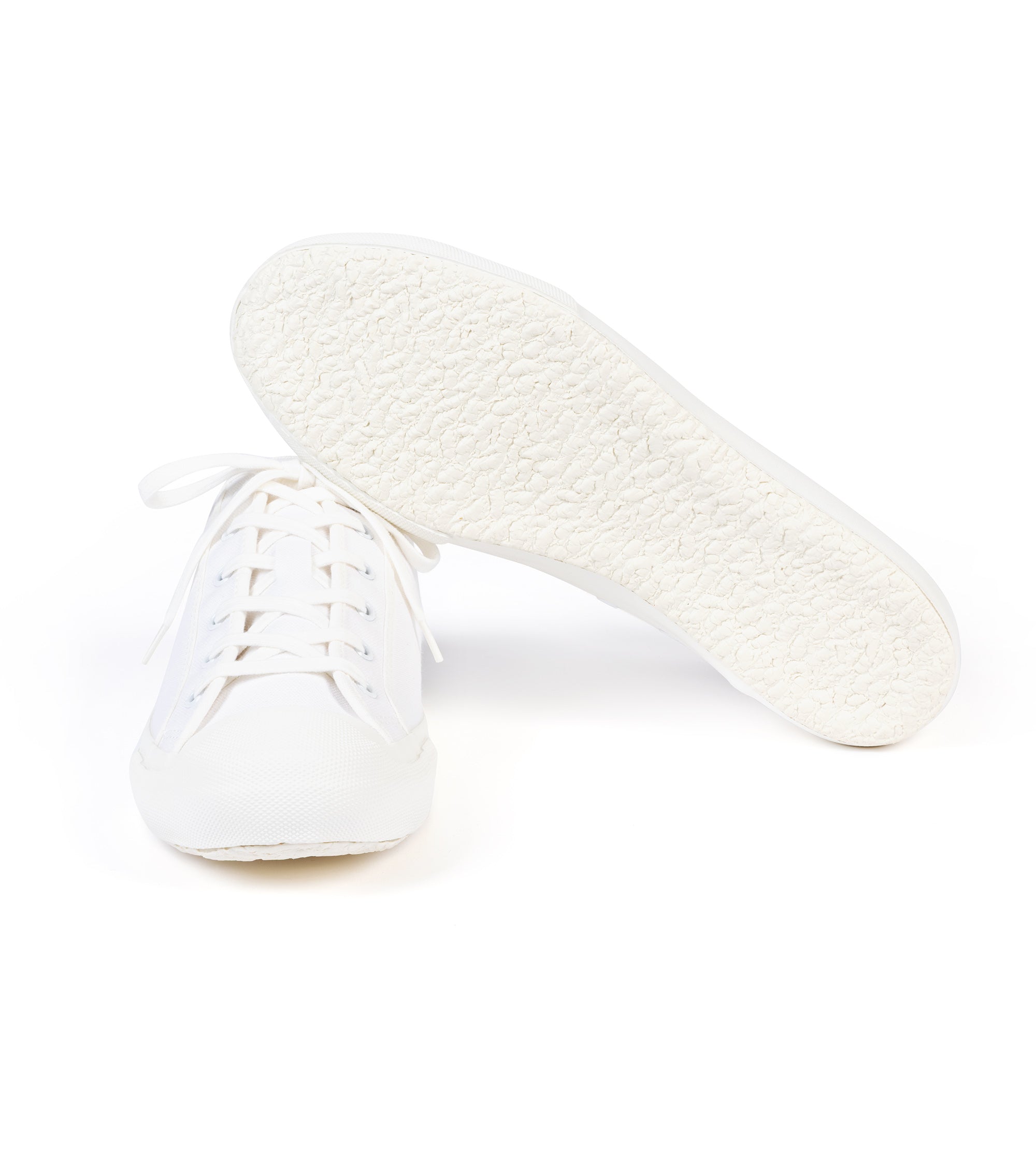Doek Court canvas sneaker in optical white, top view.