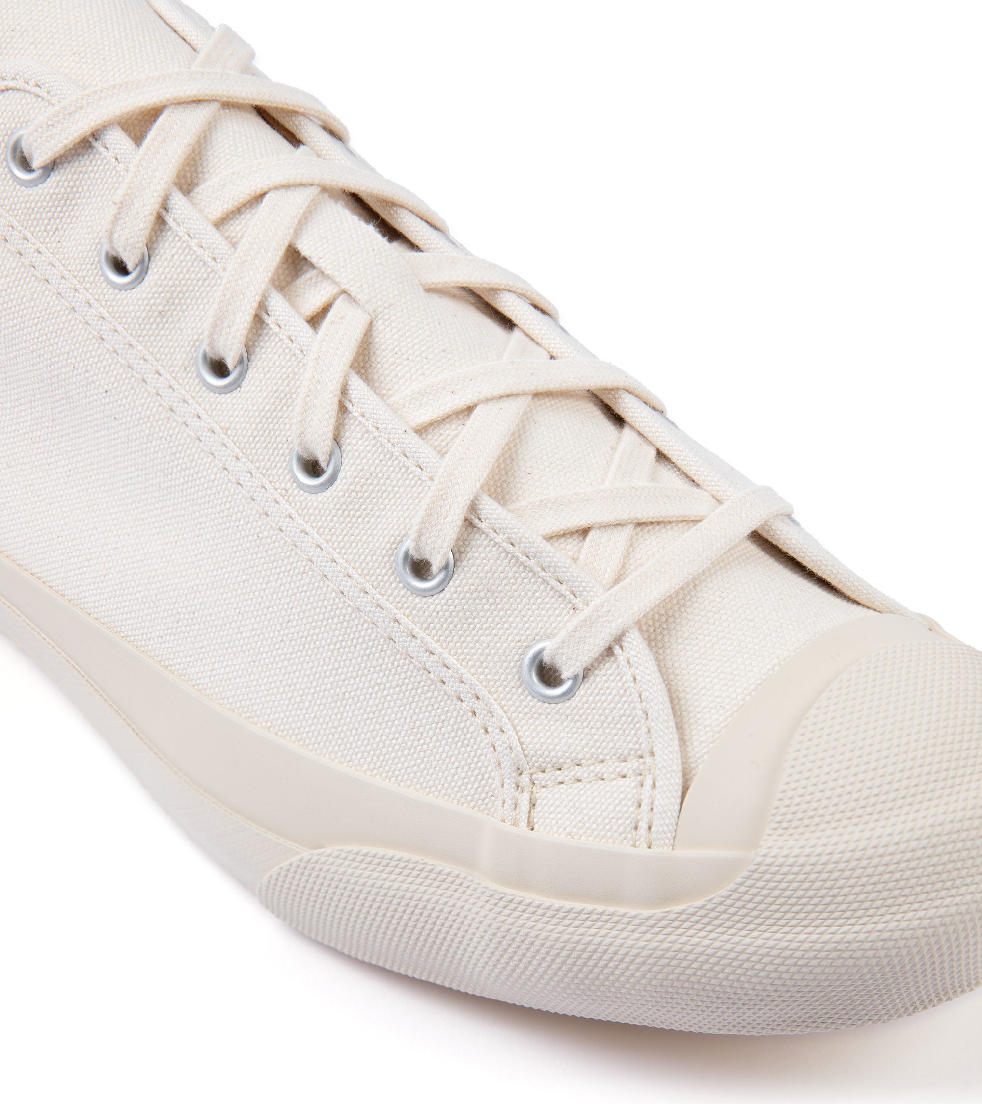 Doek Court canvas sneaker in ecru, styled shot.